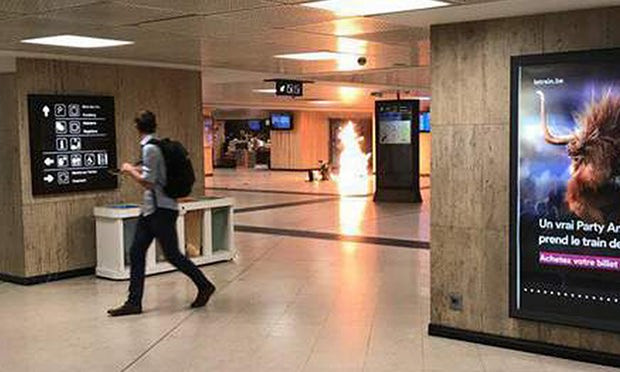 «Ο Αλλάχ είναι μεγάλος» φώναξε ο βομβιστής στις Βρυξέλλες πριν πυροδοτήσει τη βαλίτσα – Πιστεύεται ότι ήταν και ζωσμένος με εκρηκτικά